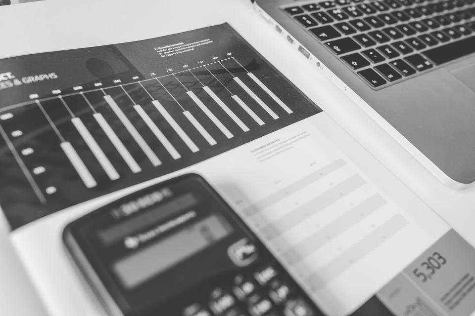 Calculator used to compare term and whole life insurance premiums
